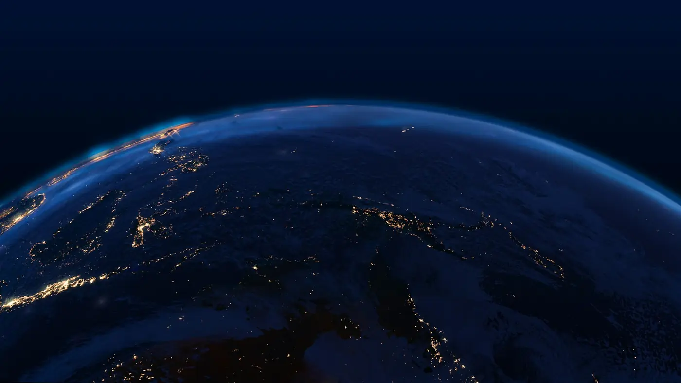夜間太空俯瞰地球，城市燈光點點