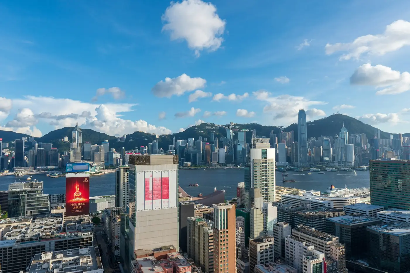 晴天下的香港維多利亞港與市區天際線