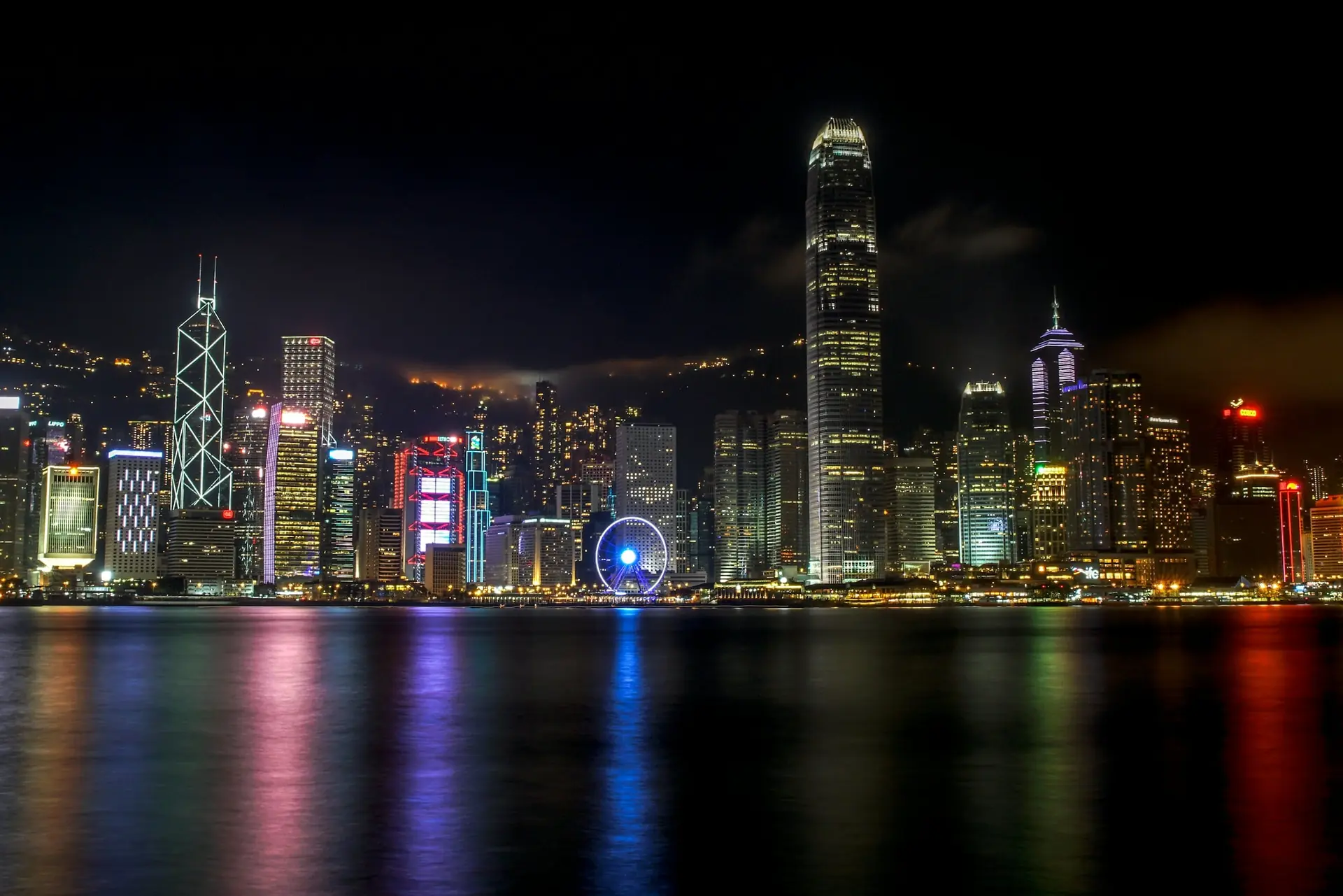香港維多利亞港與商業區天際線
